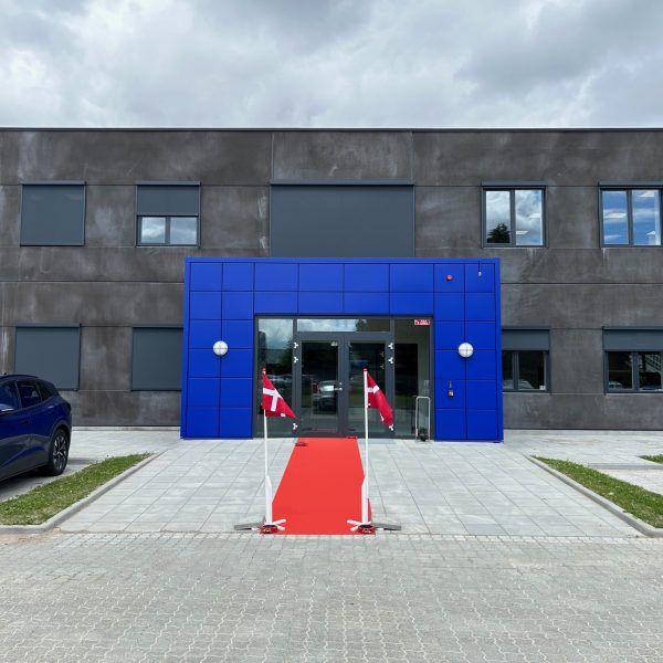 Fassade des neues Hauptsitzes der Niederlassung Dansk Sprinkler Teknik. Am Tag der Eröffnung mit rotem Teppich.