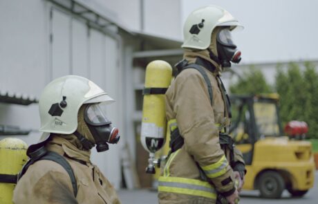 Feuerwehrleute wachen über Brandschutzversuch der Fire Protection Solutions